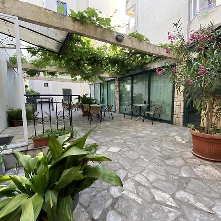 Guesthouse Tri Palme Bečići Exterior foto